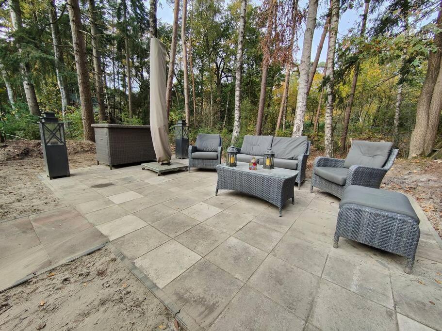 Kindvriendelijke Bungalow In Het Bos Bij Zwemmeer. Vilsteren Exterior photo